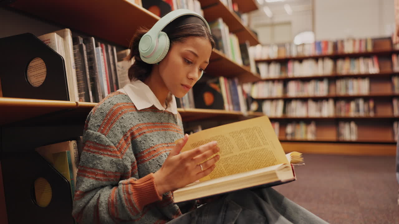 mujer leyendo un libro en la biblioteca