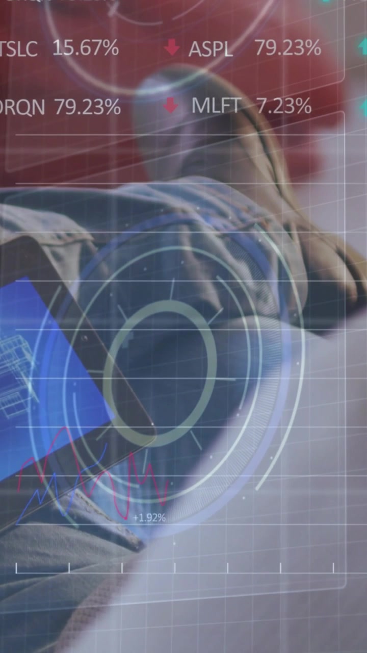 Video verticale: Uomo sdraiato sul divano che tocca un tablet, mostrando un HUD con radar rotante che visualizza metriche tecnologiche.