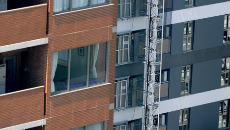 Vista-De-Las-Ventanas-De-Los-Apartamentos-En-La-Ciudad-De-Osaka-Japón,-Plano-Alto-Bloqueado