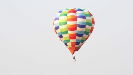 4k video de seguimiento de disparos de coloridos globos de aire caliente que vuelan en el vuelo aéreo en un espectacular cielo blanco y pantalla verde o fondo de tecla de croma.