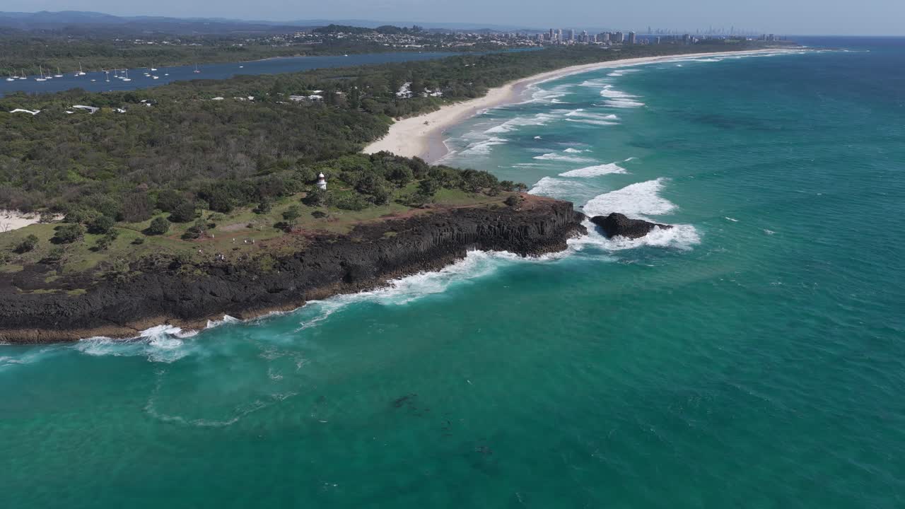 Delfini tursiopi vicino a Fingal Headland nel Nuovo Galles del Sud, Australia. Ripresa con drone.