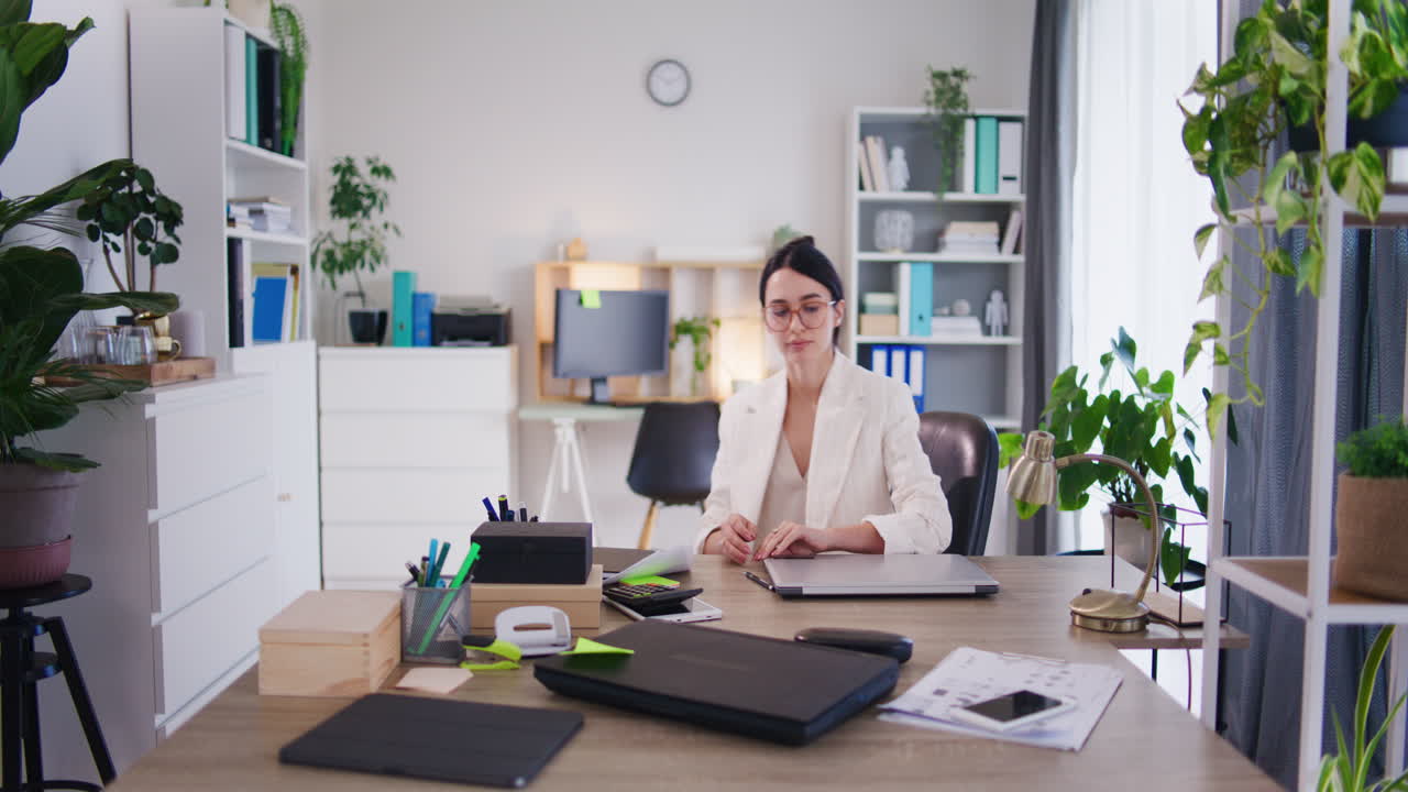 Capo dell'azienda inizia a lavorare alla scrivania