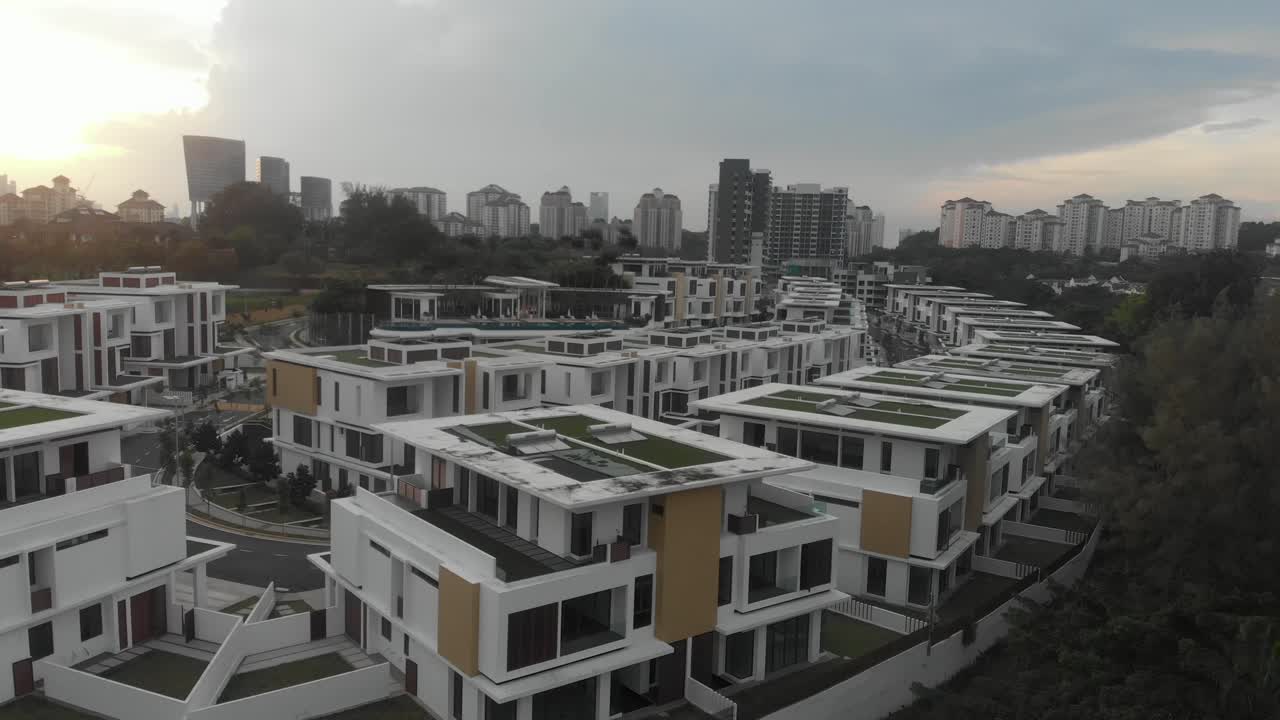 un bloque de casas nuevas en kuala lumpur cerca de putra mosgue, aérea