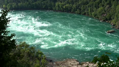 un fondo de agua que fluye rápidamente en el río niagara