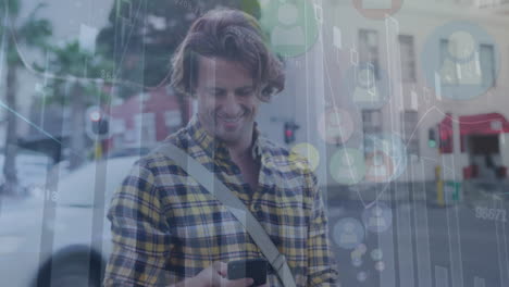 animación de procesamiento de datos estadísticos sobre un hombre caucásico usando un teléfono inteligente sonriendo en la calle