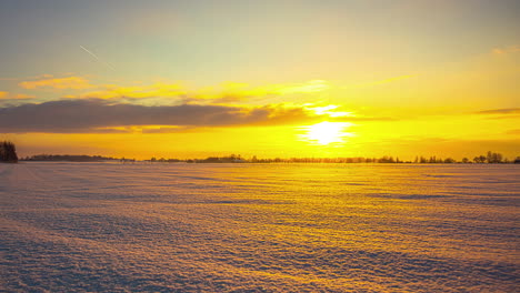 雪地風景上的日落的美麗,充滿活力的<unk>色時間延遲