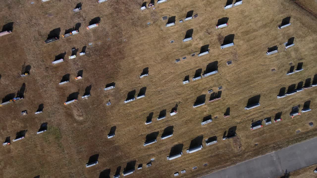 묘지의 오버헤드 나선형 샷