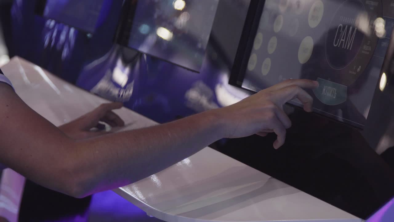 Persona con display touchscreen interattivo
