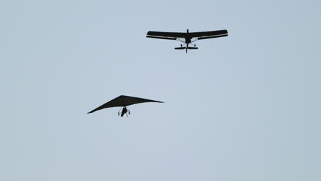 Hängegleiter,-Der-Mit-Dem-Flugzeug-Gezogen-Wird,-Tandem-Drachenfliegen-Mit-Blauem-Himmel