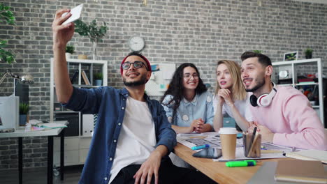 selfie en grupo en una oficina moderna
