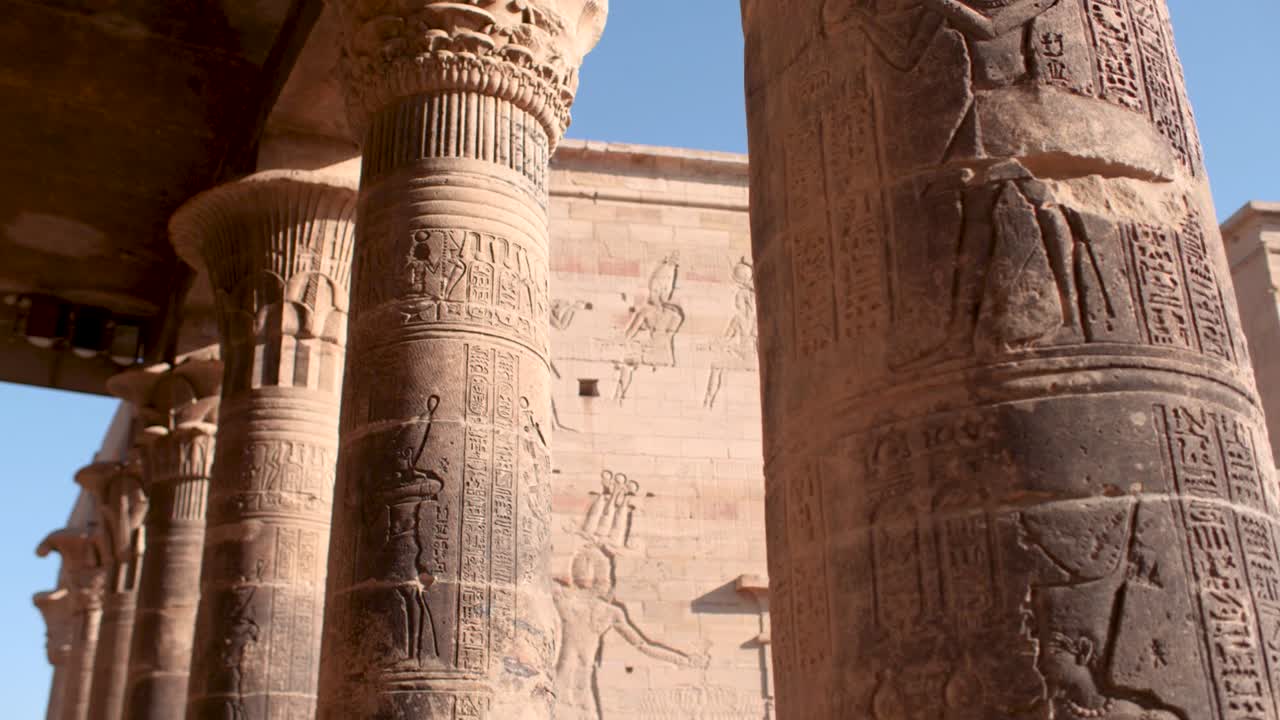 detalle de columnas y la entrada en un día soleado en el templo de philae, asuán, egipto