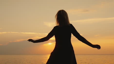 Mujer-Emocional-Se-Regocija-En-Un-Día-De-Verano-Girando-En-Un-Vestido