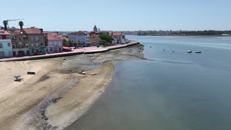 Drohnenaufnahme-Von-Der-Strandpromenade-In-Seixal,-Portugal