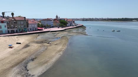 drone filmado desde el paseo marítimo en seixal, portugal
