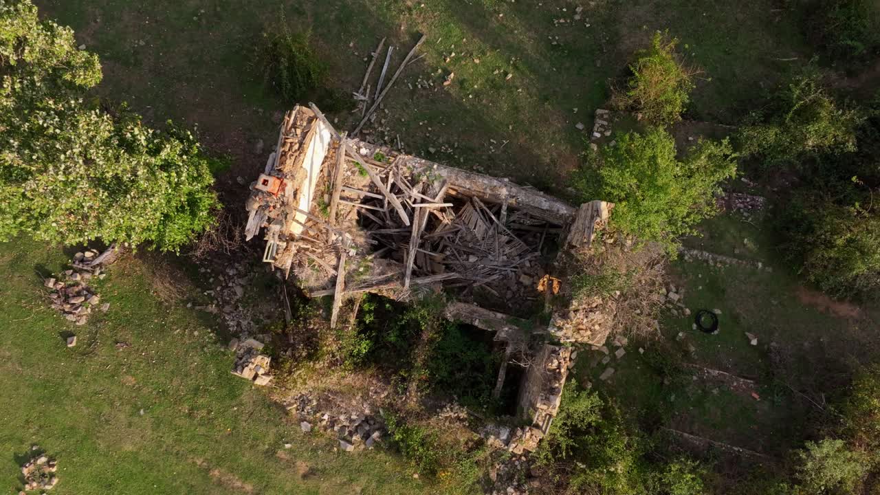Rovine collinari dormono tra alberi fitti vicino a Dyadovtsi, Bulgaria