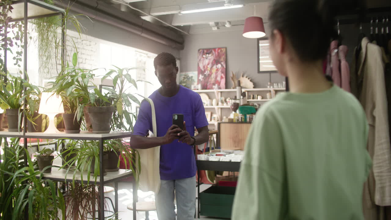 vista trasera de una mujer en una tienda