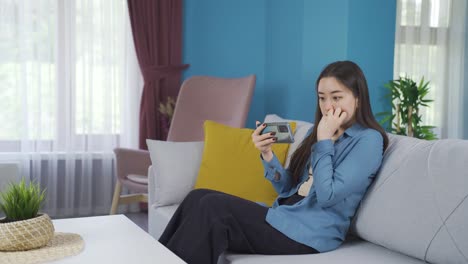 아시안 십대 소녀가 스포츠 대회, 복권 게임을 보고 있습니다.
