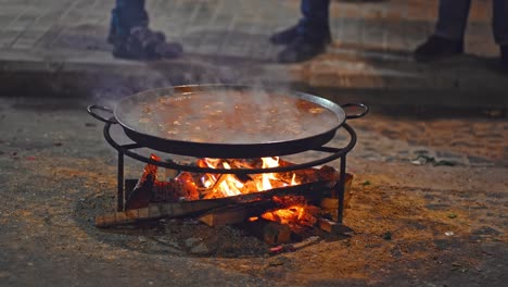 Unterwegs,-Feuerstelle-Mit-Typischer-Pfanne-Namens-&quot;paellero&quot;-Beim-Kochen-Der-Klassischen-Paella-Valenciana,-Fast-Fertig