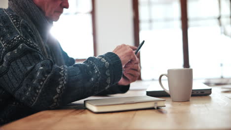 Senior,-man-and-phone-with-scroll-for-social