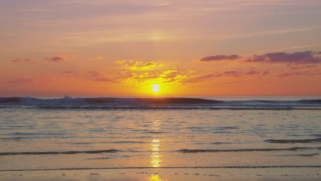 Schöner-Sonnenuntergang-Am-Strand