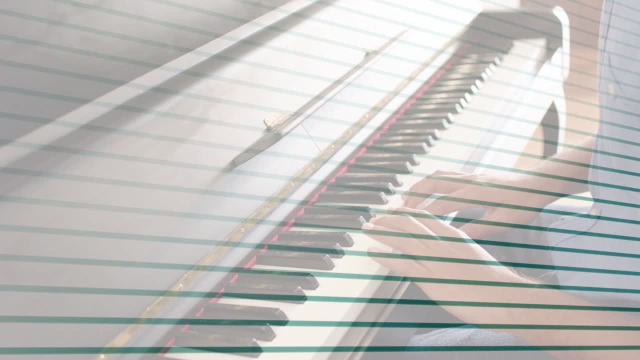 Pianista maschio che preme con la mano destra, suonando una melodia sui tasti per scopi educativi, con tracciamento del movimento a strisce
