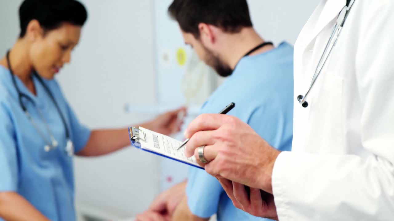 Doctor escribiendo en un portapapeles