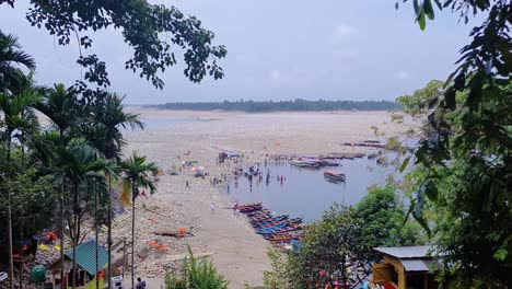 Indien-Grenze-Zu-Bangladesch-Am-Flussübergang-Am-Tag-Aus-Flachem-Winkel.-Das-Video-Wurde-Am-2.-März-2023-In-Dwaki-Meghalaya,-Indien,-Aufgenommen