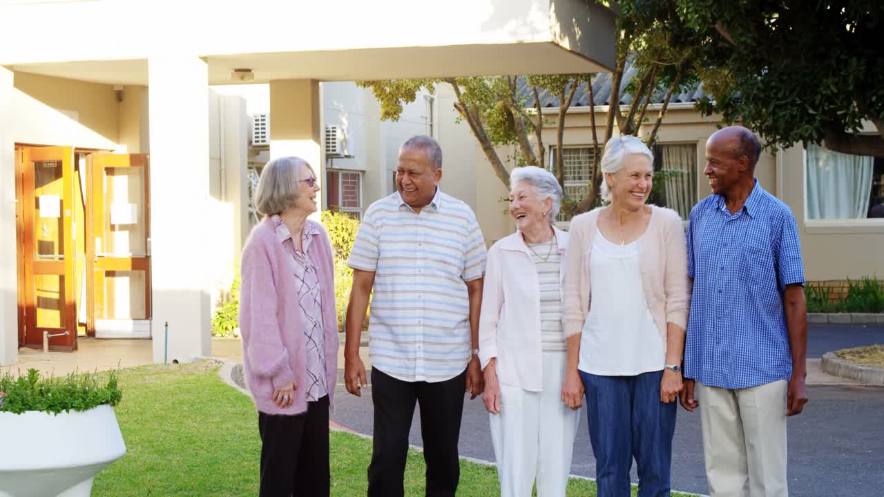 amigos mayores felices interactuando entre sí 4k