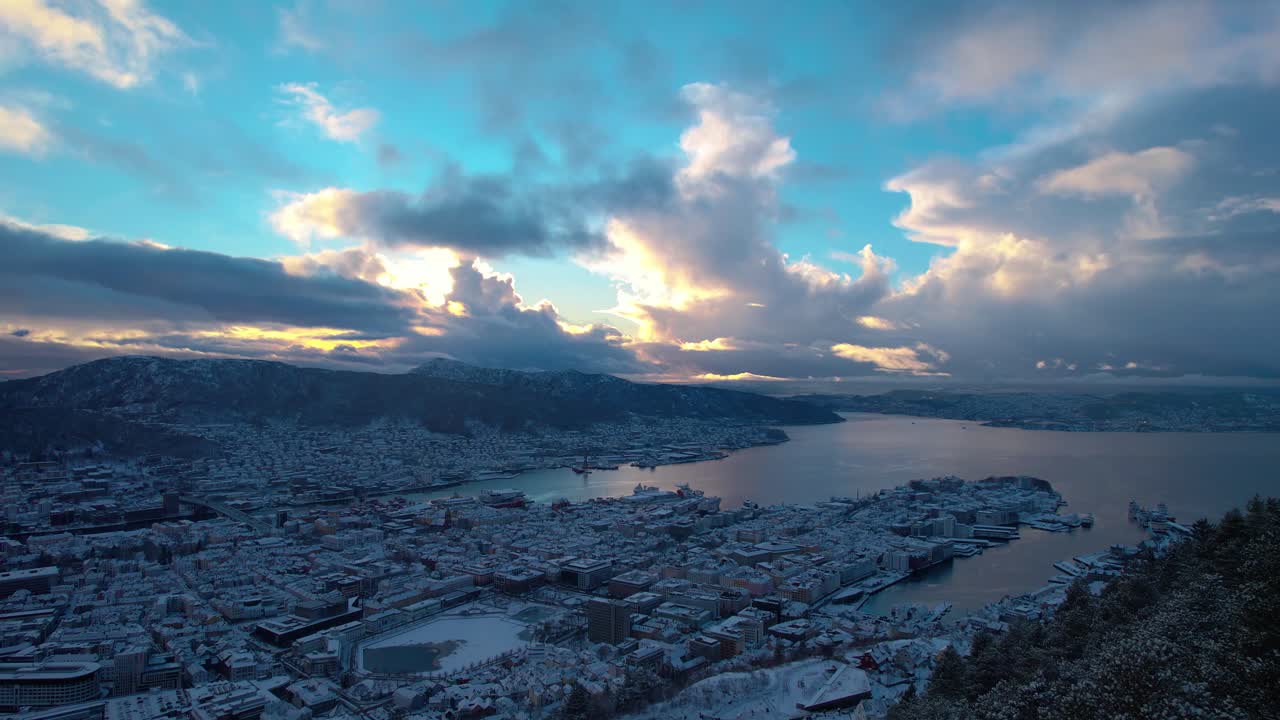 노르웨이의 베르겐 마을 위의 골든 아워 겨울 풍경, 북극 지역의 스칸디나비아 피오르드