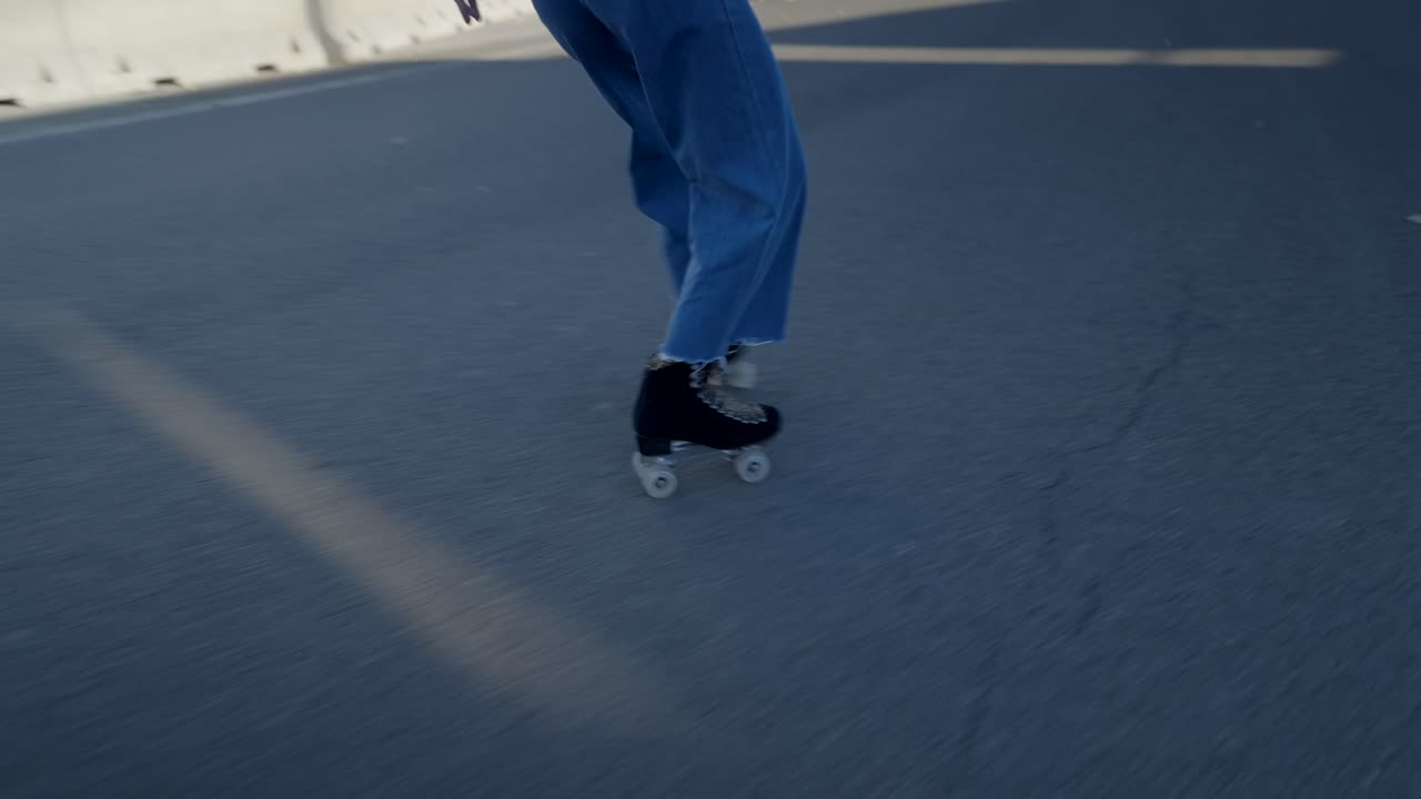 야외에서 스케이트보드를 타는 여자