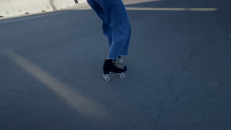 mujer patinando al aire libre