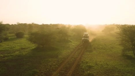 Cars-on-safari-at-sunset-in-african-plains-manyara-ranch-conservancy,-tanzania