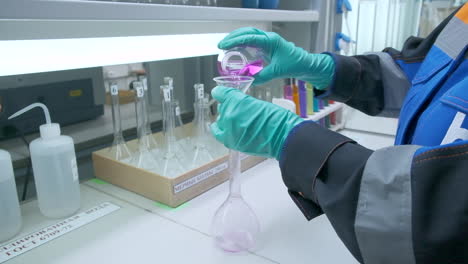 técnico de laboratorio que realiza la transferencia química