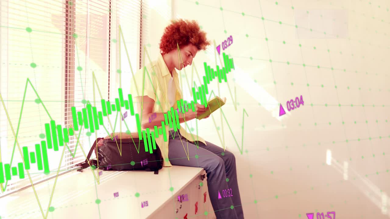 책과 함께 백인 남성 학생에 대한 금융 데이터 처리의 애니메이션