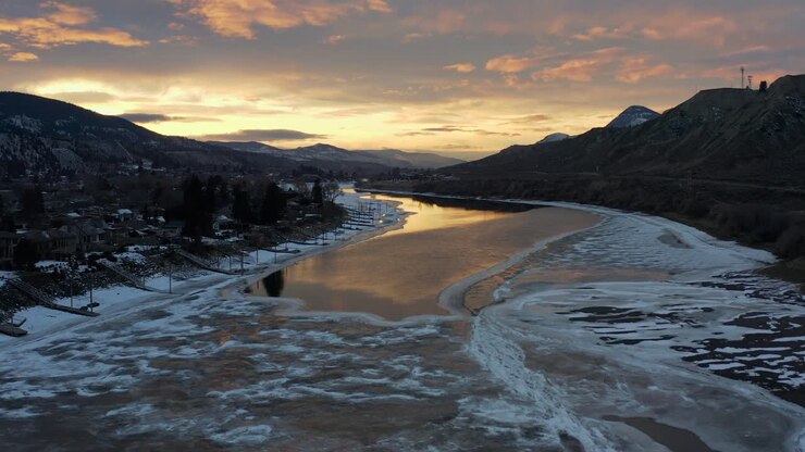 Viaggio aereo inverso sul fiume Thompson e tramonto maestoso
