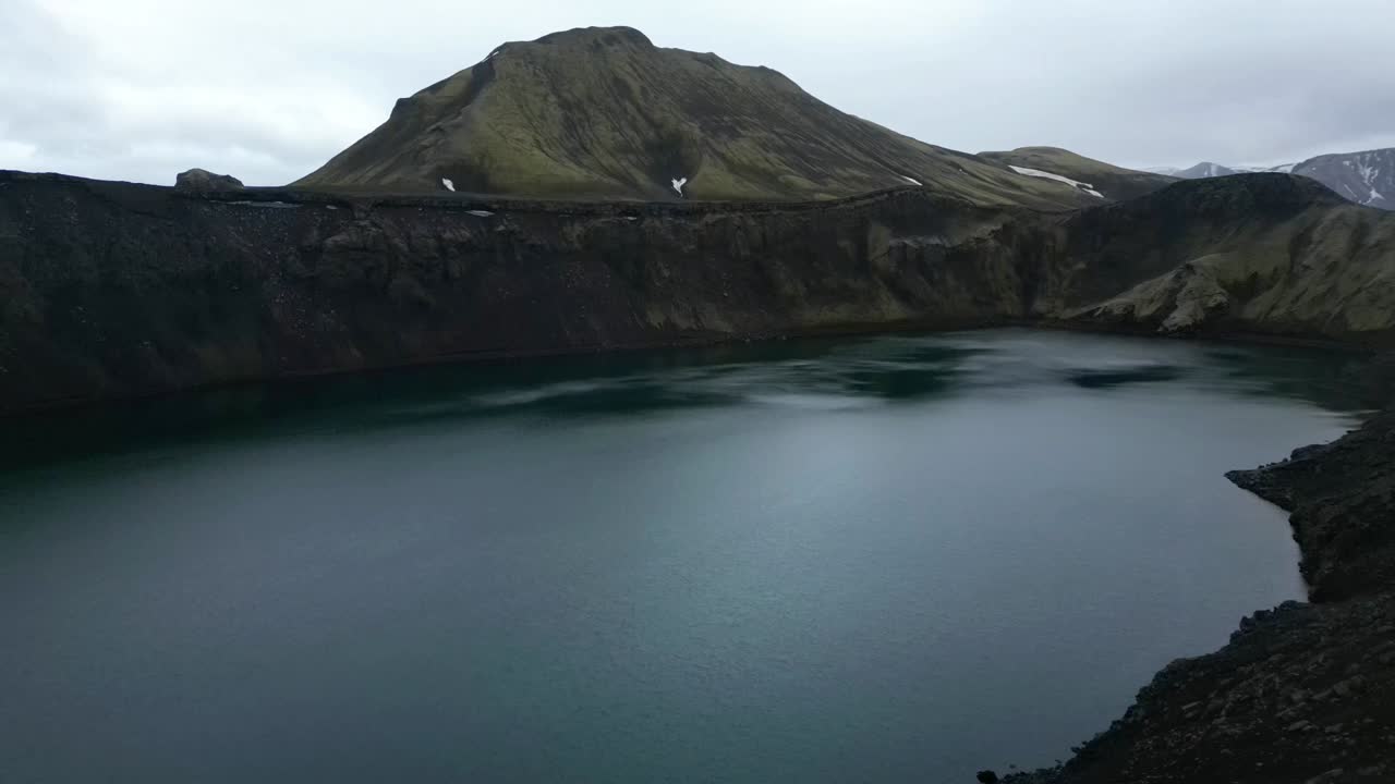 블라힐루르 (blahylur) 라고도 불리는 하나사폴루르 (hnausapollur) 에서의 공중 전망, 그리고 아이슬란드 남부 고지대에 있는 놀라운 크레이터 호수, 더 어두운 회색과 대조되는 파란 물과 믿을 수 없는 풍경