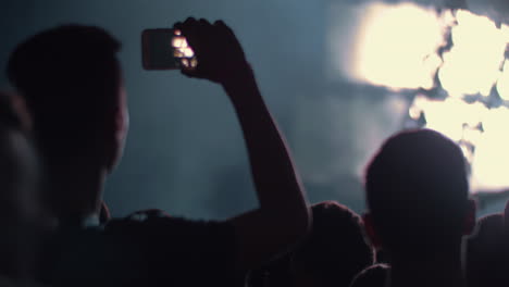 Fanático-De-La-Música-Graba-Un-Video-Del-Concierto-Con-Su-Celular