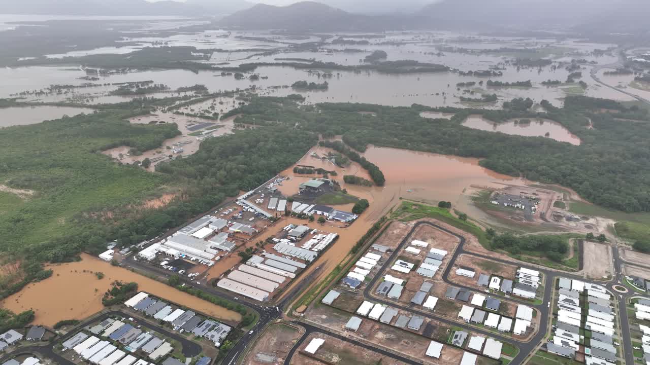 inundaciones extremas en el parque trinity en cairns después del ciclón jasper causó inundaciones en el río barron, cairns