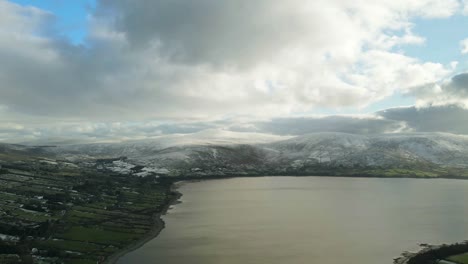 Timelapse-De-Tierras-Agrícolas-Parcialmente-Cubiertas-De-Nieve-Cerca-Del-Lago-Blessedton,-Condado-De-Wicklow-En-Irlanda