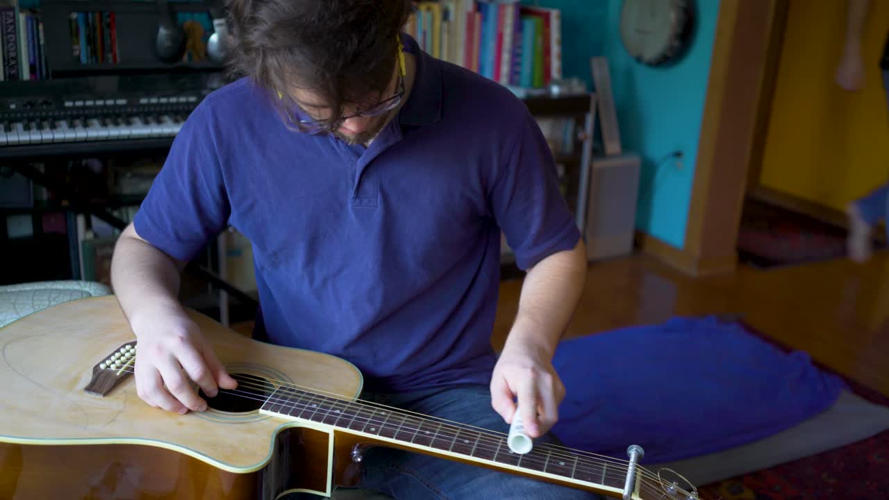 hombre tocando la guitarra
