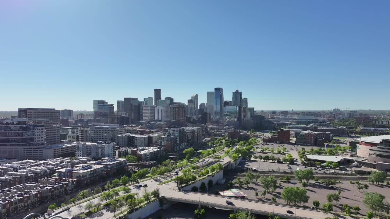 Vista aerea dello skyline di Denver da Commons Park con il drone che si muove lateralmente in una giornata limpida e soleggiata