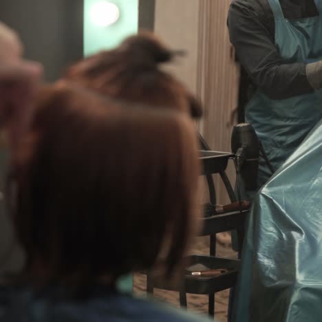 peluquero profesional cortando el cabello