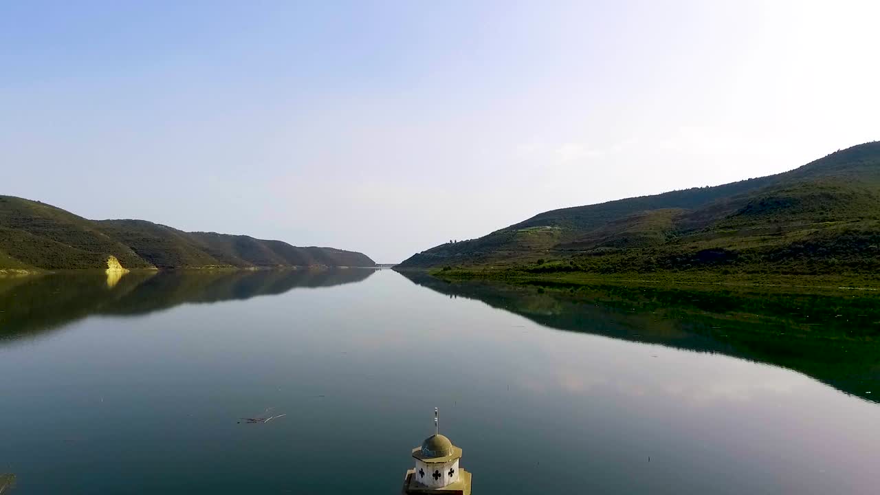 키프로스의 저수지 물에 잠긴 버려진 오래된 교회