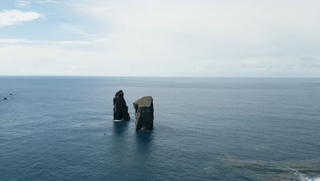 costa escarpada de las islas azores portuguesas en el océano atlántico
