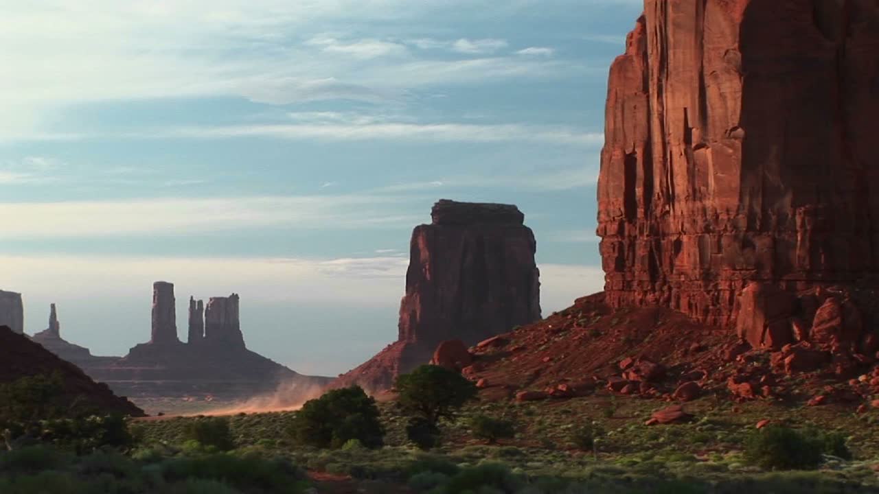 애리조나에 있는 모뉴먼트 밸리 부족 공원을 통해 불어오는 모래 폭풍 먼지의 중간 샷