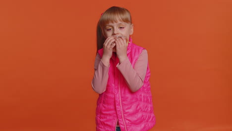 niños pequeños emocionados niña comiendo sabrosa comida rápida pastel de rosquilla, azúcar glucosa, concepto de basura dulce