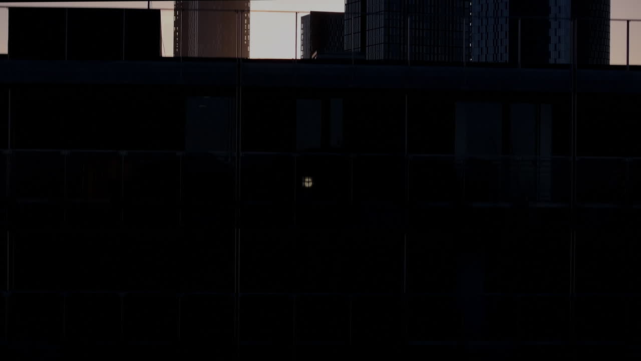 los amaneceres sobre deansgate square, un grupo de rascacielos residenciales en el borde sur del centro de la ciudad de manchester, reino unido se llaman, norte, oeste, sur, este, la hoja, la torre beetham y tres60