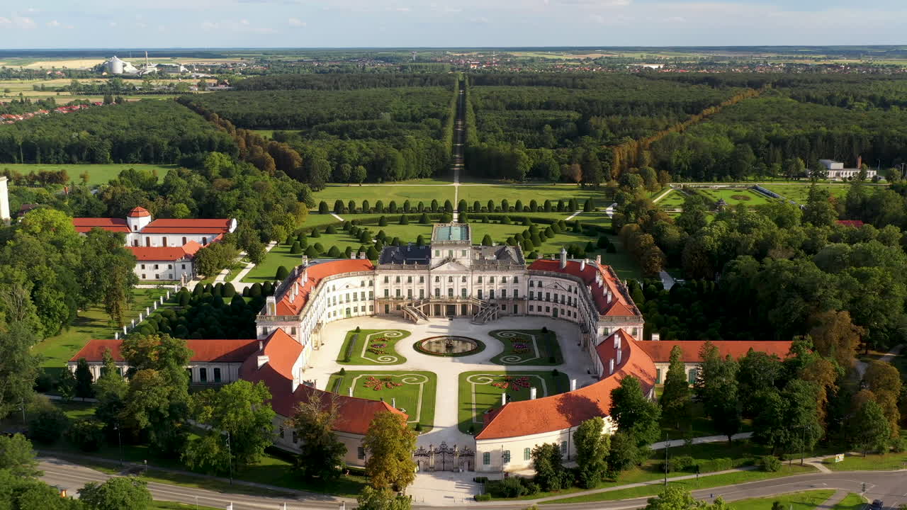 foto cinematográfica reveladora de un dron del palacio esterházy kastély en hungría