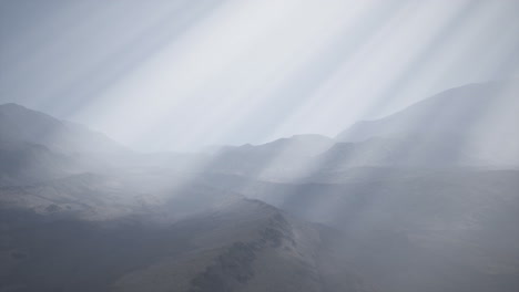 sun rays against the backdrop of the mountains