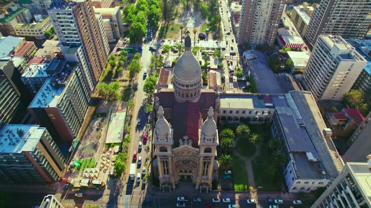 Sorvolo aereo della Basilica del Santissimo Sacramento, Santiago, Drone 4K.
